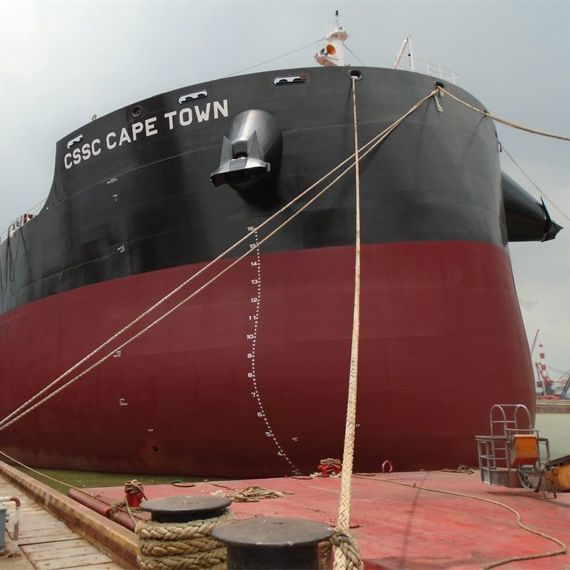 大型货船“CSSC Cape Town”停靠，绳索和设备清晰可见。